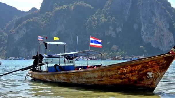 Thailändsk fiskebåt — Stockvideo