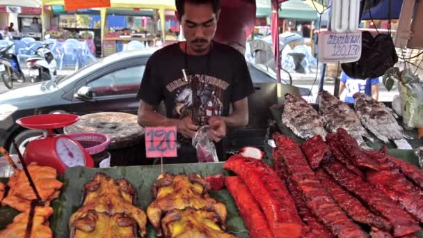 Таиланд, Паттайя. Традиционная уличная еда, поставщик и продукты — стоковое видео