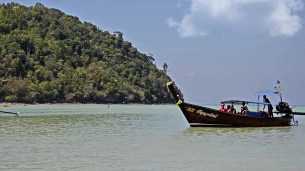 Tajlandia, Wyspy phi phi. turystów na tajski Połów Łódka — Wideo stockowe