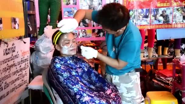Жінка і косметолог під час видалення волосся — стокове відео