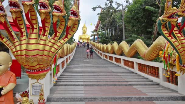 Thailand, pattaya, oidentifierade turister som besöker big buddha hill — Stockvideo