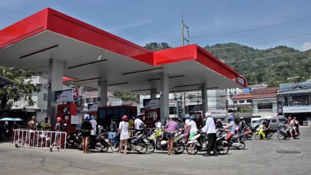 Ταϊλάνδης, Πουκέτ, πρατήριο βενζίνης με τους πελάτες. — Αρχείο Βίντεο