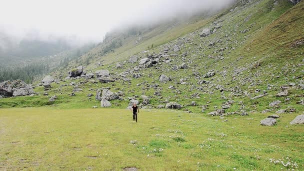 Přizpůsobit člověk dělá nordic walkingu — Stock video