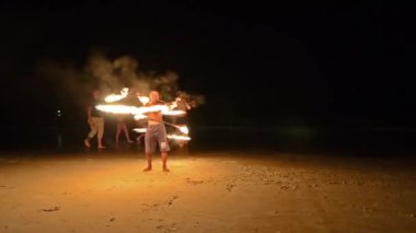 Tayland, phuket, geceleri sahilde genç hokkabaz