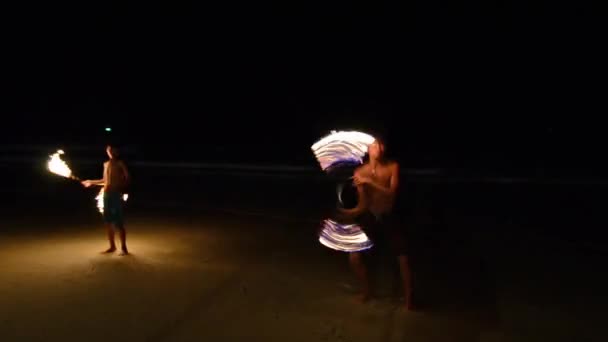 Thailandia, Phuket, giocoliere giovane sulla spiaggia di notte — Video Stock