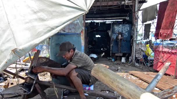 Thailand, phuket, arbetare reparera ett ankare i hamnen — Stockvideo
