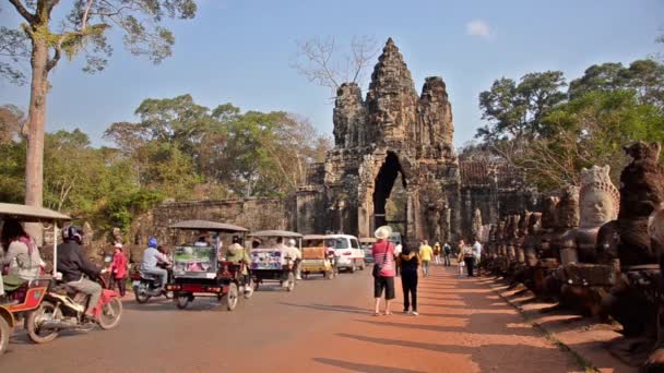 Siem reap, Kambodja, februari 2014. oidentifierade turister i angkor wat templet — Stockvideo