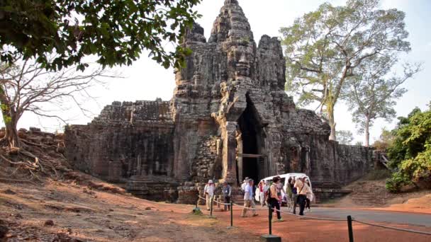 Siem Reap, Камбоджа, февраль 2014. Неизвестные туристы в храме Ангкор-Ват — стоковое видео