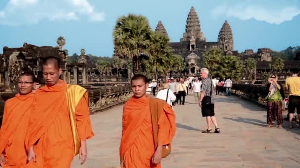 Siem Reap, Cambogia, febbraio 2014. Turisti e monaci non identificati ad Angkor Wa — Video Stock