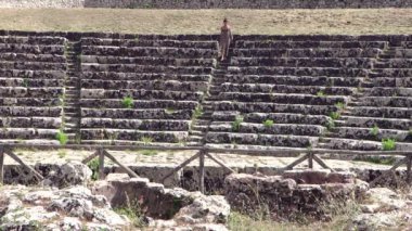 güzel genç kız bir antik Yunan tiyatro