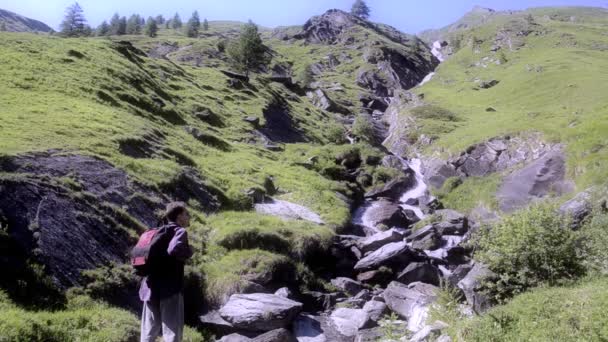 Trekking. Man into the wild. — Stock Video