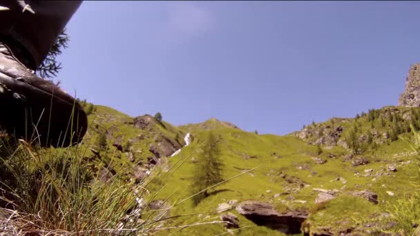 Trekking. mannen i naturen. — Stockvideo