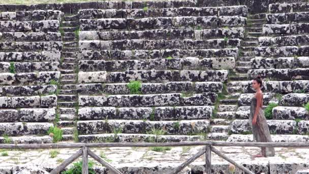 Bella ragazza in un antico teatro greco — Video Stock