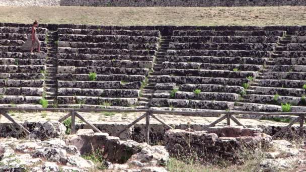 Όμορφη νεαρή κοπέλα σε ένα αρχαίο ελληνικό θέατρο — Αρχείο Βίντεο