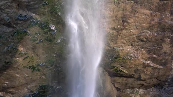 Alpským vodopádem zblízka — Stock video