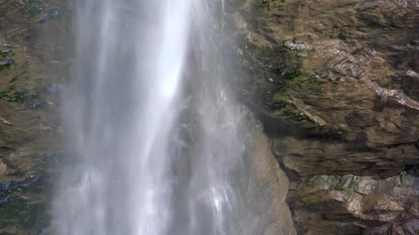 Cachoeira alpina perto — Vídeo de Stock