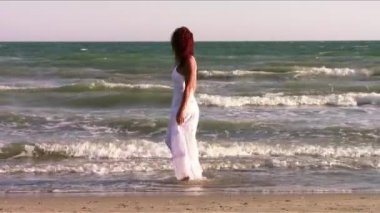 Deniz kenarında Kızıl saçlı bir kadın