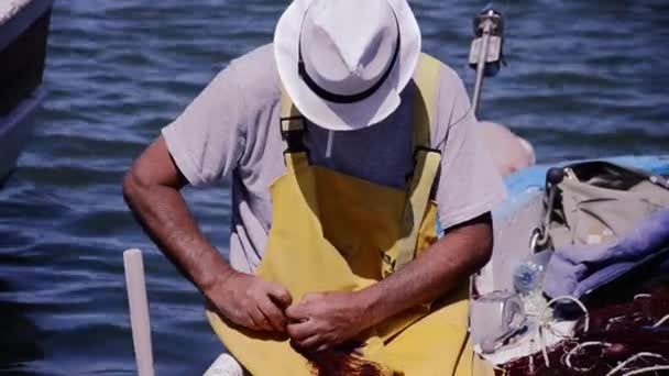 Ψαράς με τη βάρκα του. καλοκαίρι, μπλε θάλασσα. — Αρχείο Βίντεο