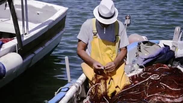 Pescador no barco. Verão, mar azul . — Vídeo de Stock