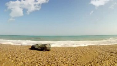 Zen deniz. bir taş bir golden Beach.