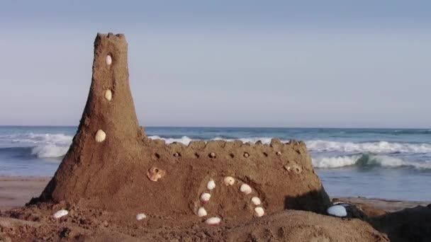 Castello di sabbia sulla spiaggia — Video Stock