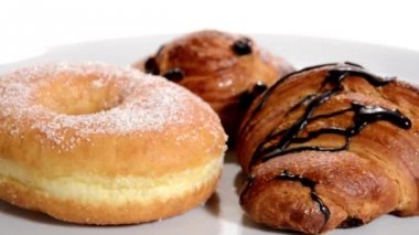 kruvasan, halka ve börek üzümlü döndürme.