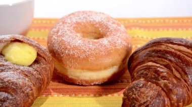 ay çöreği, halka ve üzümlü tatlı çörek. Dolly kavrama.