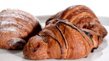 Beyaz arka plan üzerinde dönen ay çöreği. Kahvaltı.