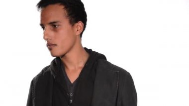 Afrikalı genç başparmak-up gösterilen