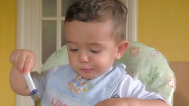 Makarna yiyen sevimli küçük çocuk