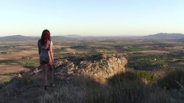 Tuscan τοπίο και η νεαρή γυναίκα — Αρχείο Βίντεο
