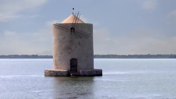 El molino de viento en la laguna de orbetello — Vídeo de stock