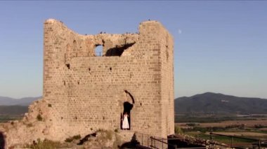 Tuscan eski kule ve beyaz kadın