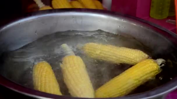 Уличная еда, варящиеся кукурузные початки — стоковое видео