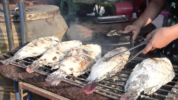 Уличная еда, рыба-гриль — стоковое видео
