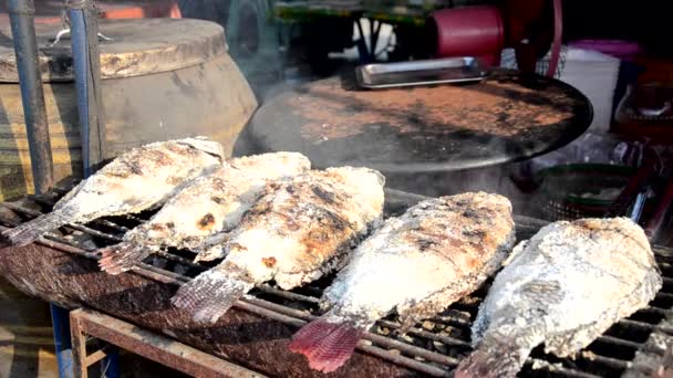 Street food, grilled fish — Stock Video