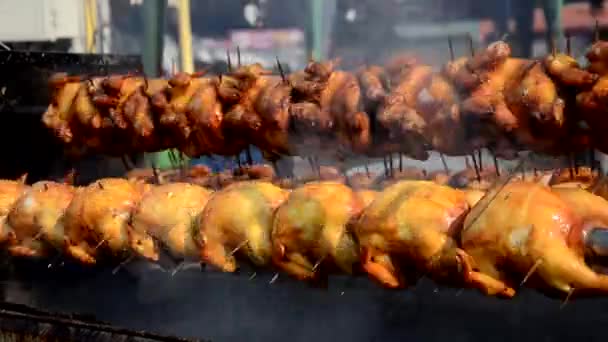 Street food, grilled chicken — Stock Video