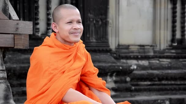 Khmer monk smoking a cigarette — Stock Video