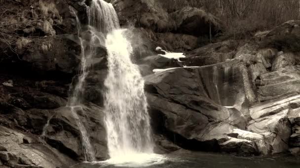Альпийский водопад — стоковое видео