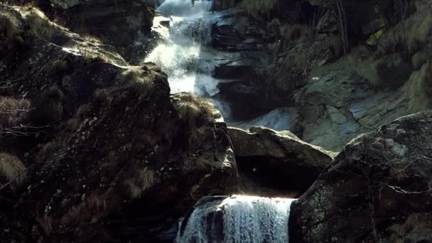 Водопад в Альпах — стоковое видео