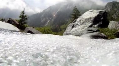 sualtı fotoğraf makinesi dağ dere