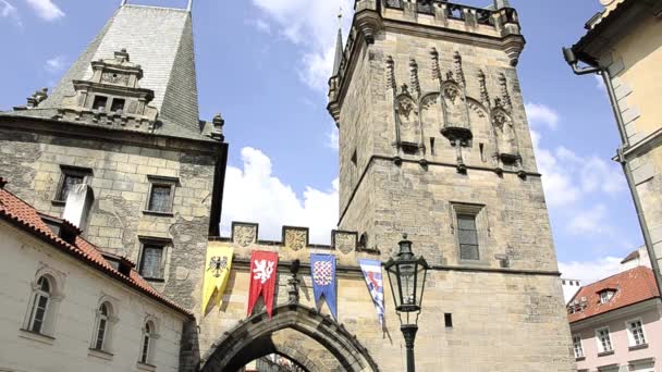 Praga, uma vista de uma das torres de ponte da Ponte Charles — Vídeo de Stock