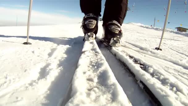 Riding een skilift — Stockvideo