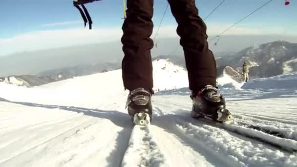 Riding een skilift — Stockvideo