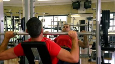 spor salonunda egzersiz halter ile adam