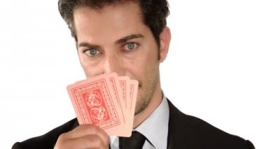Aces poker kartları tutan işadamı