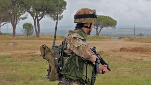 Italiaanse leger. militaire oefening. — Stockvideo