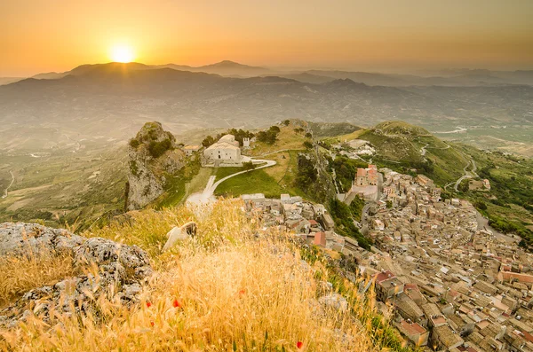 Bergstadt caltabellotta (Sizilien, Italien) am Morgen — Stockfoto