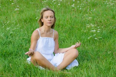 genç kadın doğada Yoga uygulamak