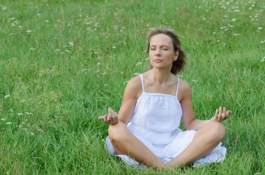 genç kadın doğada Yoga uygulamak